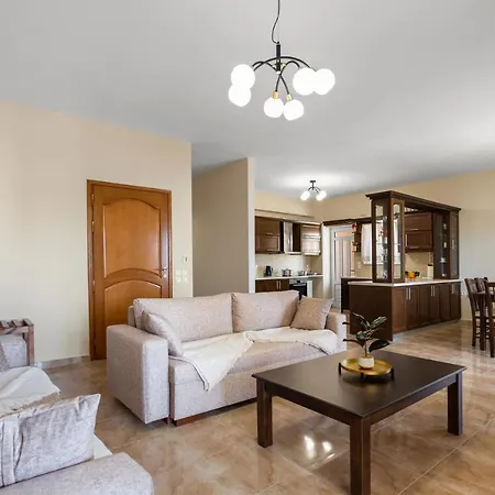 Patelakis Near The * خانيا